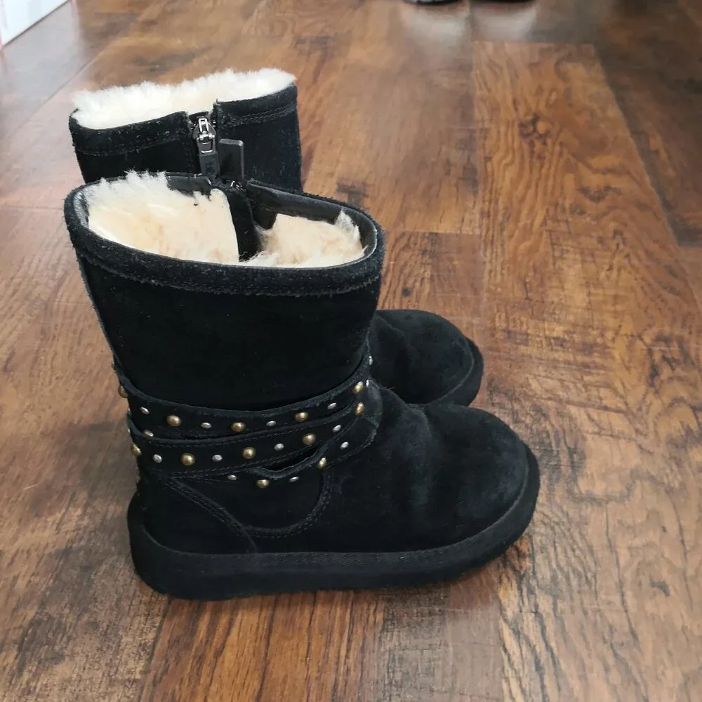 UGG clovis black